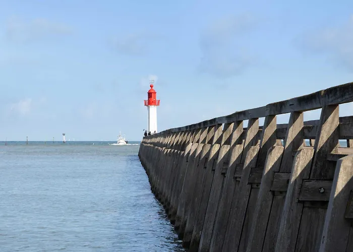 Lea, L'ecrin Du Fer A Cheval Apartmanhotel 4*